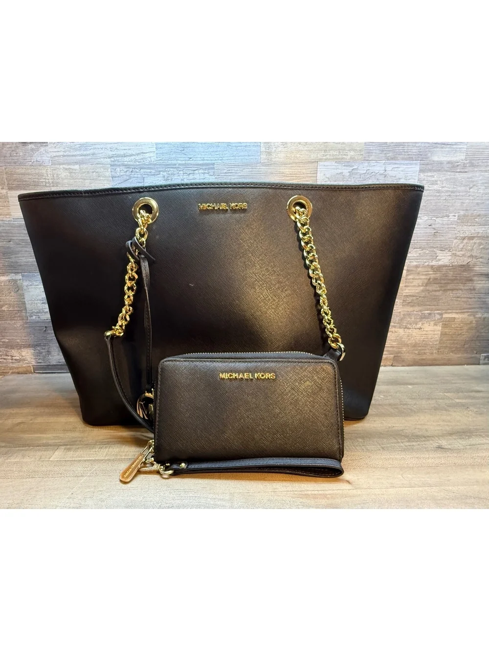 Michael Kors Black Saffiano Leather Zip Around Wallet Wristlet (Cp2/hbp)
